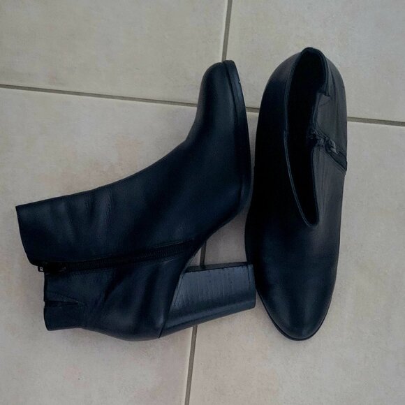 Le Chateau Ankle Boots - Picture 2 of 3